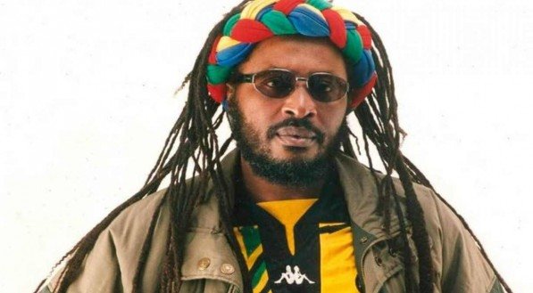 O cantor Edson Gomes, o maior nome do reggae nacional