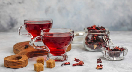 Chá de hibisco é conhecido por ajudar o controle do colesterol 