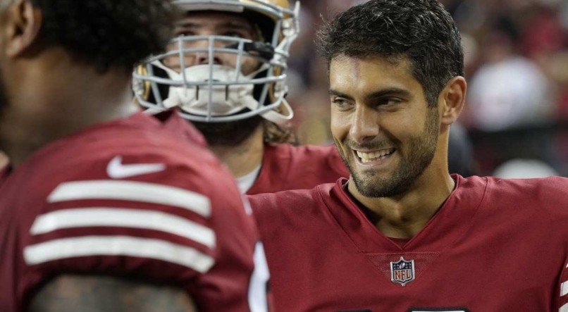 Jimmy Garoppolo, jogando pelo San Francisco 49ers, tem recorde 7-1 contra o Los Angeles Rams (7-0 em temporada regular).