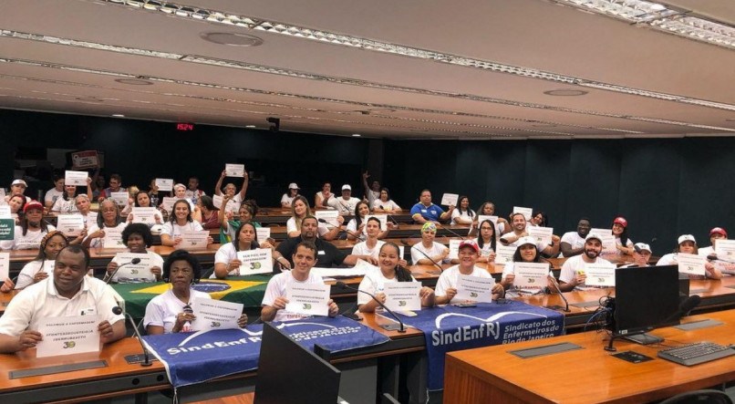 CATEGORIA Pesquisa Perfil da Enfermagem no Brasil mostra que o Brasil tem 414.712 enfermeiros e 1.389.823 técnicos e/ou auxiliar de enfermagem