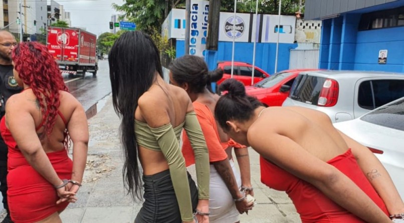 Cinco travestis são detidas por roubo em Boa Viagem, Zona Sul do Recife.