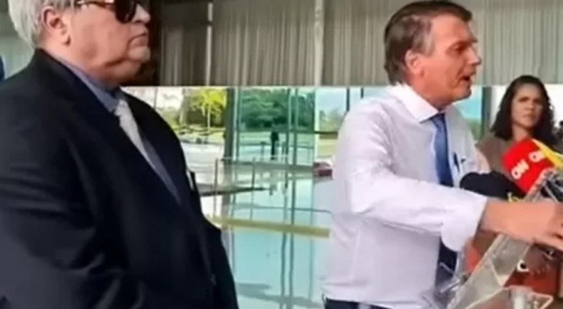 Datena ficou ao lado do presidente durante entrevista coletiva mas não admitiu apoio a Bolsonaro. "Meu interesse aqui é puramente jornalístico"