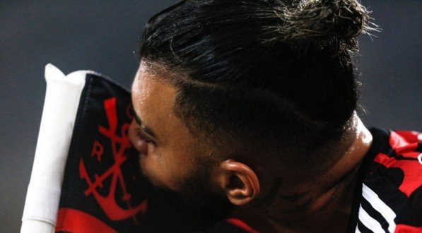 Jogador beija escudo do Flamengo na bandeira de escanteio