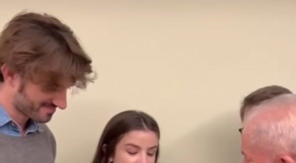 Giulia Be traduz para Lula mensagem escrita por Conor Kenedy  (&agrave; esquerda)