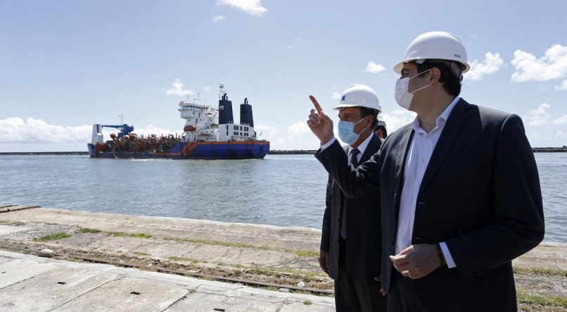 Paulo C&acirc;mara, em visita a obras no porto do Recife