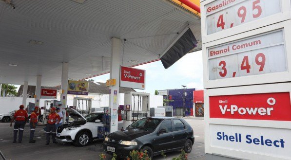 POR QUE A GASOLINA SUBIU? Ministério da Justiça notifica postos; confira os detalhes