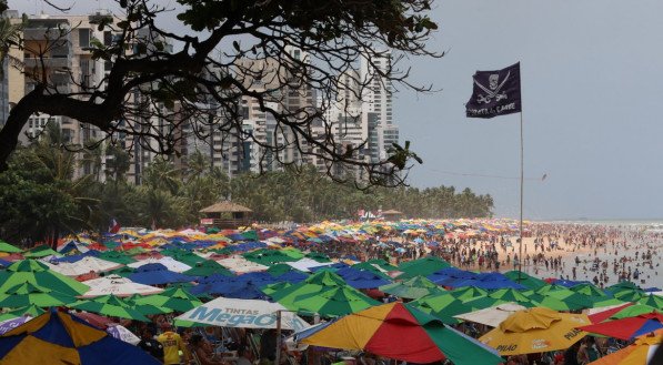 PRAIA DE BOA VIAGEM // FERIADO 12 DE OUTUBRO // FERIADO DIA DAS CRIANÇAS // DIA DAS CRIANÇAS NA PRAIA // PRAIA NO FERIADO // PRAIA LOTADA NO FERIADO. 