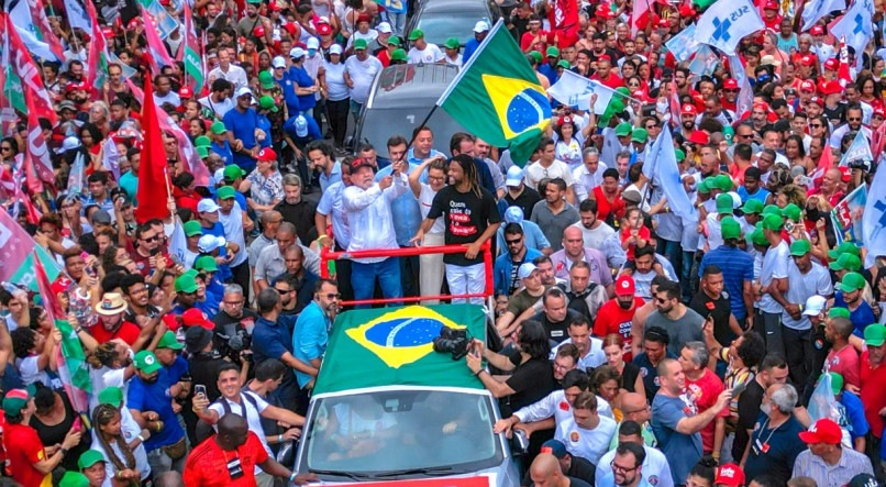 Nesta semana, Lula fez manifesta&ccedil;&atilde;o semelhante no Complexo do Alem&atilde;o, Rio de Janeiro, e agora est&aacute; passando por v&aacute;rias cidades do Nordeste

