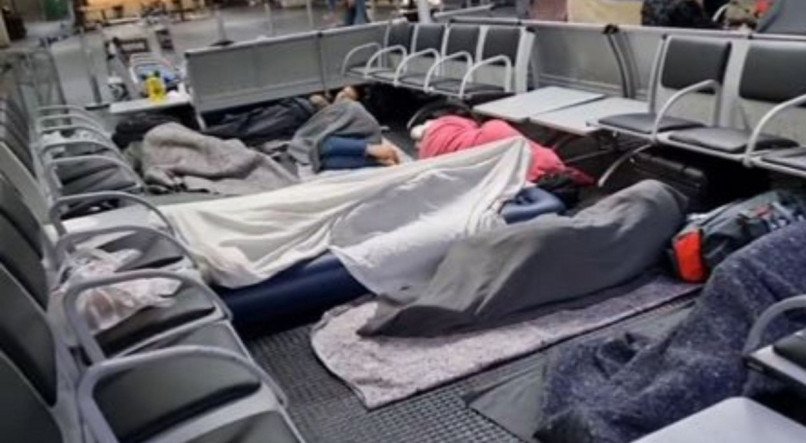 Centenas de refugiados afegãos se aglomeram no saguão do Aeroporto de Guarulhos, São Paulo