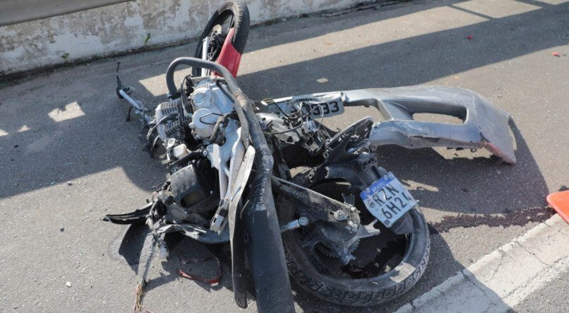 Carro bateu em alta velocidade na moto