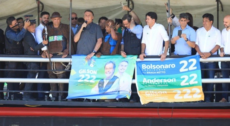 O presidente Jair Bolsonaro fez breve pronunciamento a apoiadores do Recife