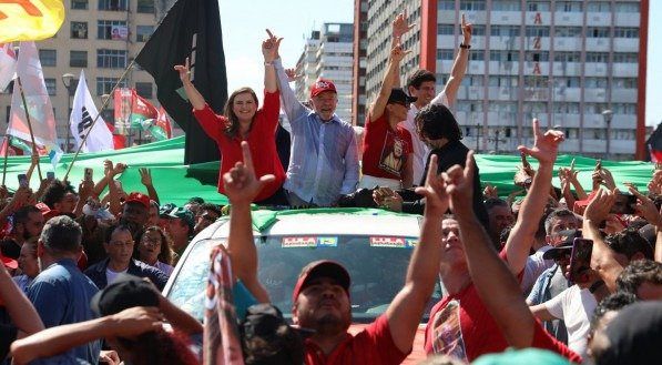 Caminhada de Lula (PT) com Mar&iacute;lia Arraes (SD) no centro do Recife