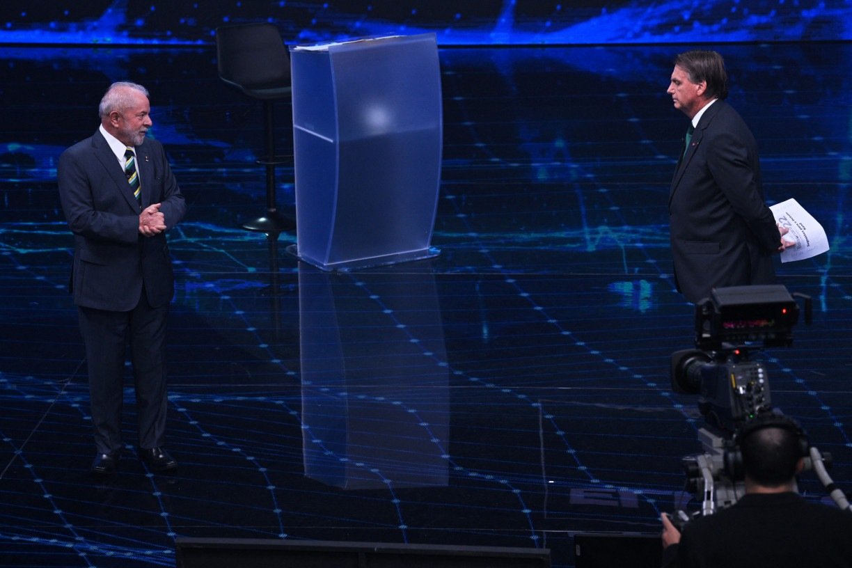Jair Bolsonaro (PL) e Luiz Inácio Lula da Silva (PT) se enfrentam no debate da Globo ao vivo