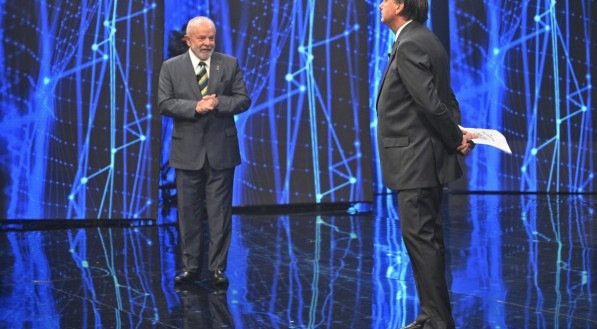 LULA E BOLSONARO durante debate eleitoral.