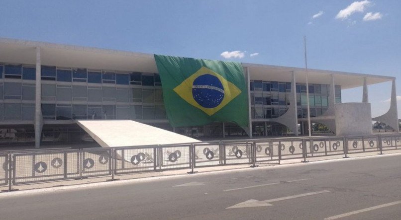 A Presidência da República não se manifestou sobre o motivo da instalação da bandeira ou deu detalhes sobre a autorização para que fosse pendurada