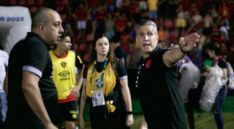 Técnico Jorginho, do Vasco, após invasão da torcida do Sport