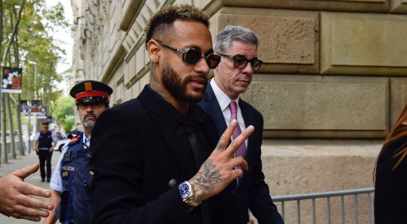 Neymar chegando para julgamento em Barcelona, na Espanha