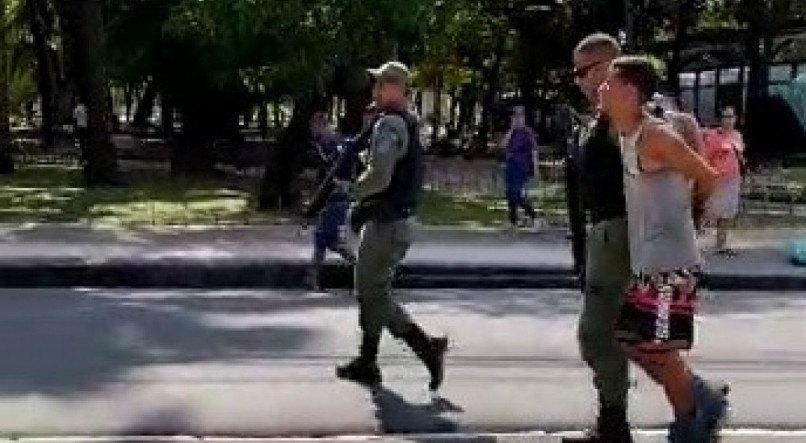 Polícia Militar prende dois homens que assaltaram carro na Caxangá