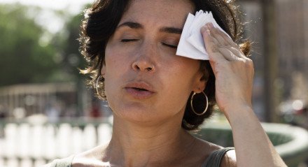 Durante a menopausa, a mulher pode ter uma onda de calor e acaba acordando várias vezes à noite, tendo dificuldade para voltar a pegar no sono