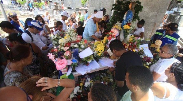 Túmulo da Menina Sem Nome. Movimentação no Cemitério de Santo Amaro, no dia de finados. (02/11/2017)


Túmulo da menina sem nome. Movimentação no Cemitério de Santo Amaro, no dia de finados.
