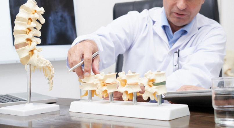 Doença que pode atingir todos os ossos do corpo, a osteoporose faz com que os ossos fiquem fracos e em risco de se quebrarem com qualquer mínimo esforço