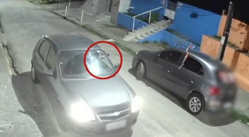 Homem atira várias vezes contra carro de vereador, no bairro do Barro