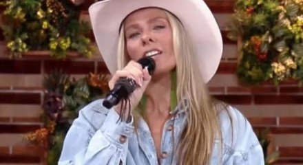 A apresentadora de A Fazenda 2022, Adriane Galisteu 
