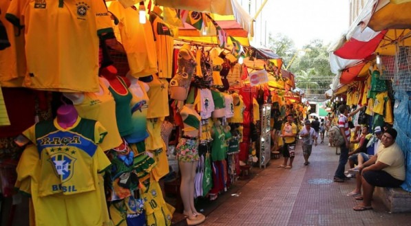 Camisas e outros artigos do Brasil para decoração na Copa do Mundo 2022
