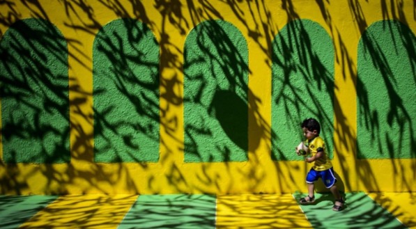 Rua enfeitada com as cores do Brasil para a Copa do Mundo 2022
