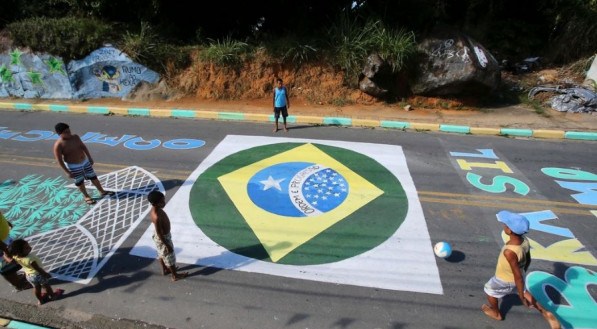 Crianças brincam em rua decorada para a Copa do Mundo 2022
