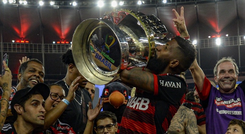 Rodinei deixou o Flamengo para jogar no futebol europeu