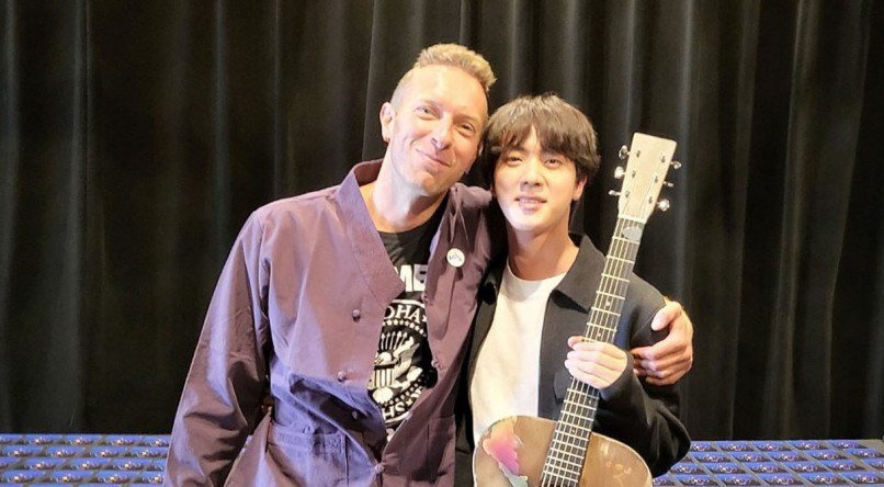  Jin do BTS ganhou violão autografado de Chris Martin do Coldplay.