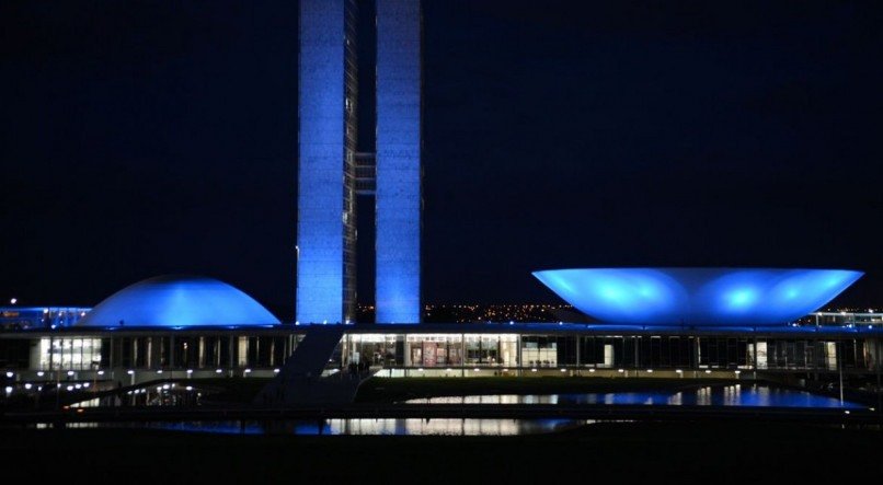 Monumentos são iluminados de azul em apoio à campanha Novembro Azul para chamar a atenção dos homens sobre a importância da prevenção e do diagnóstico precoce do câncer de próstata (Valter Campanato/Agência Brasil)