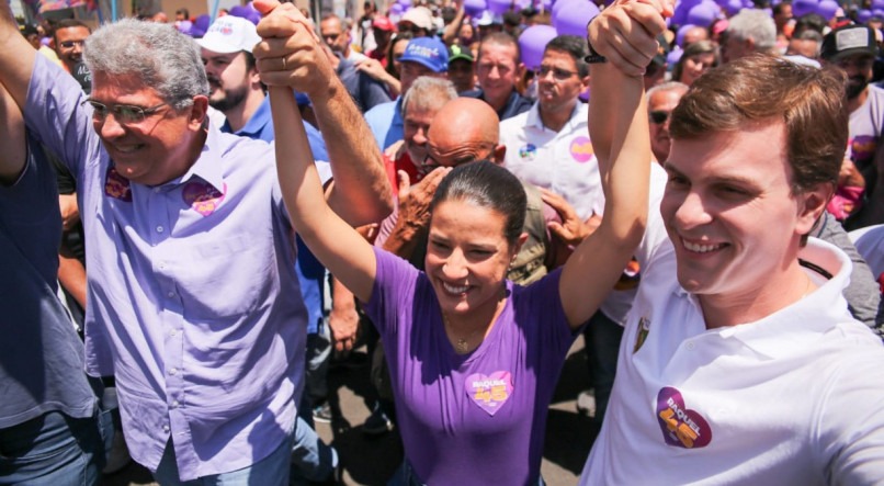 Raquel Lyra durante ato de campanha em Petrolina, no Sert&atilde;o de Pernambuco