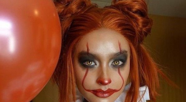 Imagem de pessoa com maquiagem de palhaço para o Halloween
