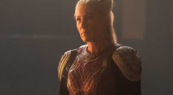 Eve Best como Rhaenys Targaryen em A Casa do Dragão.