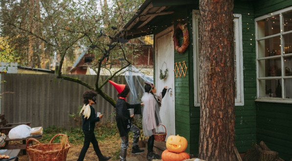 Nos EUA, as crianças se fantasiam e vão na vizinhança perguntar "doces ou travessuras" durante o Halloween. 