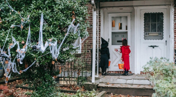 Na noite de Halloween, as crianças se fantasiam e exclamam "doces ou travessuras" na vizinhança.