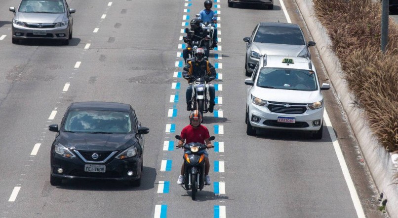 Faixas Azuis para Motos, como as adotadas em São Paulo como projeto-piloto para  o Brasil, podem ajudar a reduzir as mortes de motoqueiros: negros e brancos