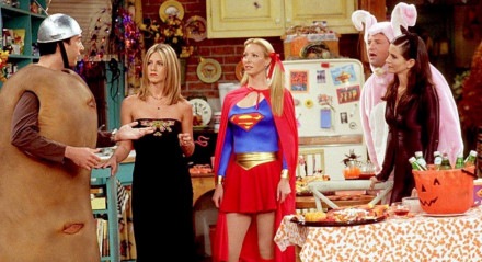 Os protagonistas de 'Friends' foram a caráter para festa à fantasia na casa de Monica e Chandler.