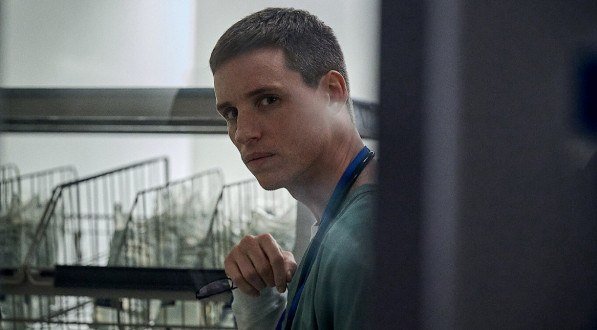 Eddie Redmayne faz o papel do enfermeiro serial killer Charles Cullen