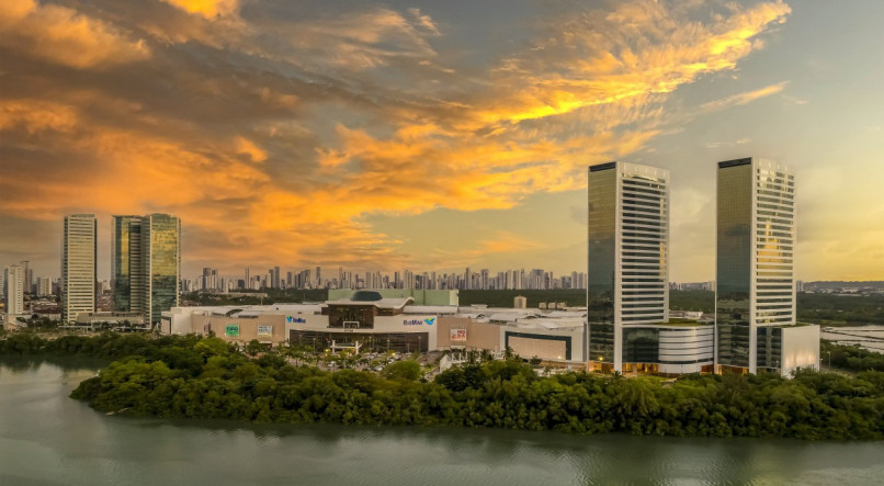 Vista panorâmica do RioMar Recife. Em 2022 foi concluída a construção do Complexo Empresarial RioMar Trade Center, com a finalização das duas novas torres