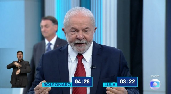 Lula no debate presidencial da TV Globo e Bolsonaro ao fundo, redes sociais comentam sobre fala do petista sobre o MEI