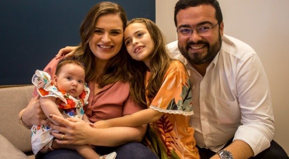 Marília Arraes com o marido André Cacau e as filhas Maria Isabel e Maria Bárbara