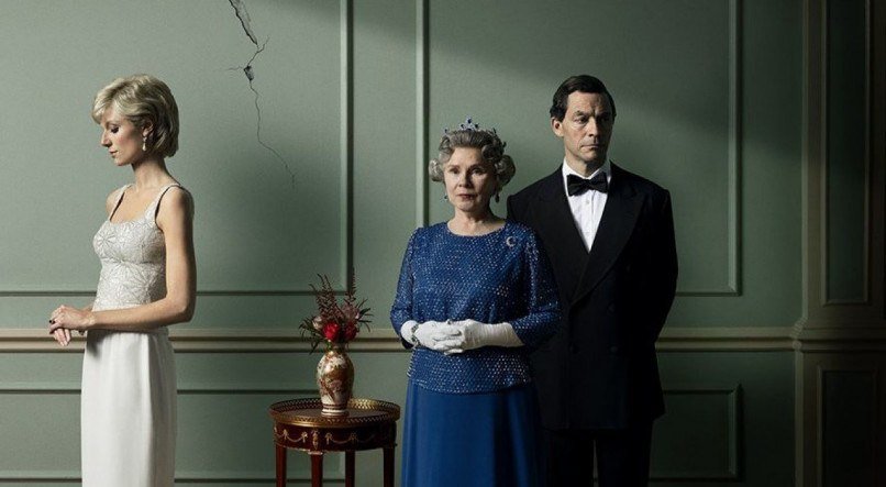 Elizabeth Debicki, Imelda Staunton e Dominic West como, respectivamente, Princesa Diana, Rainha Elizabeth II e Príncipe Charles na quinta temporada de 'The Crown'.