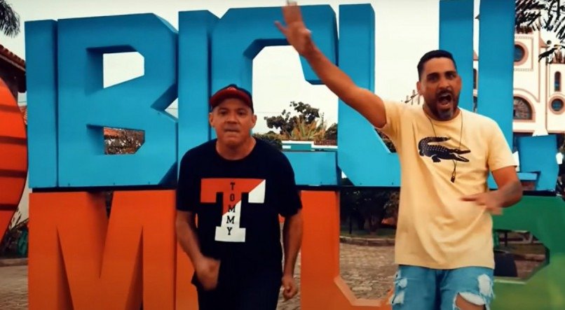 &quot;T&aacute; na hora do Jair, j&aacute; ir embora&quot; faz sucesso entre opositores de Bolsonaro
