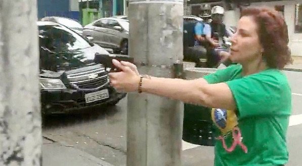 CARLA ZAMBELLI: Procuradoria Geral da República pede ao STF a suspensão do porte e a apreensão da arma de Carla Zambelli