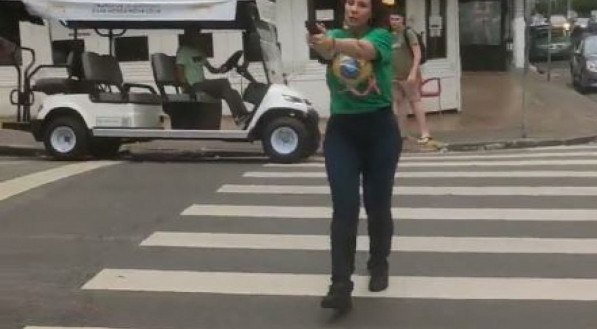CARLA ZAMBELLI: PGR quer ouvir Carla Zambelli antes abrir inquérito sobre perseguição com arma