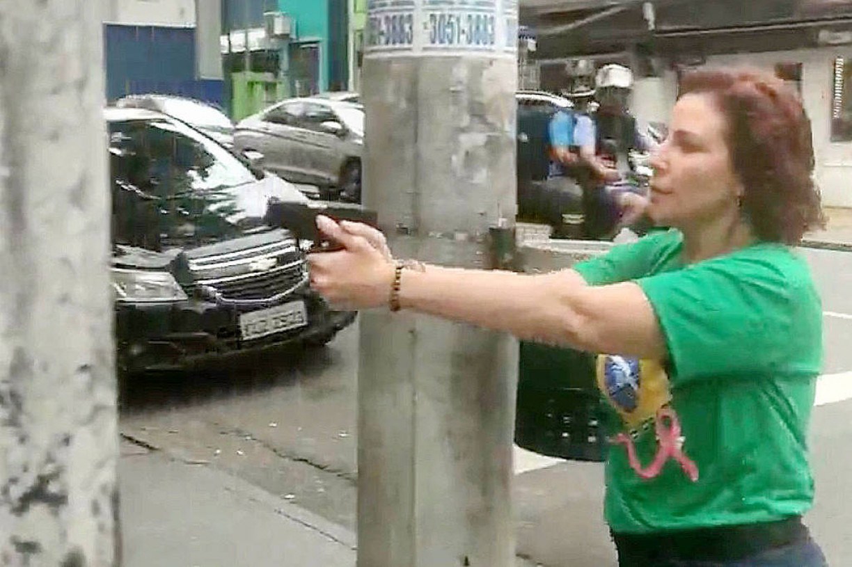 No último dia 29 de outubro, véspera do segundo turno das eleições, Zambelli se envolveu em uma confusão em São Paulo e chegou a perseguir um homem negro com um revólver em mãos