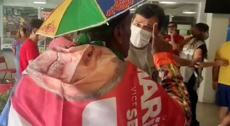 Eleitores de Lula e Bolsonaro discutem em local de votação do Grande Recife.